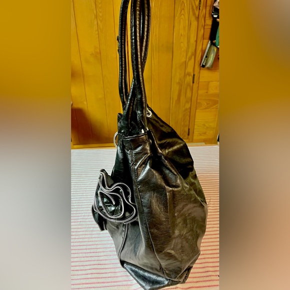 Edgy Black Rose and Zipper detailed Bag - Picture 2 of 2